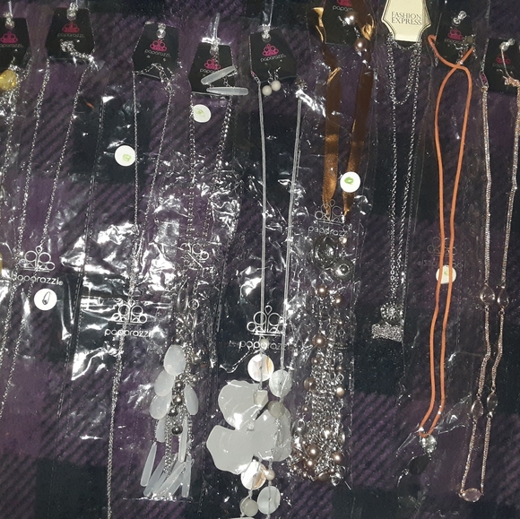 Paparazzi necklace/earring sets. - Picture 4 of 6